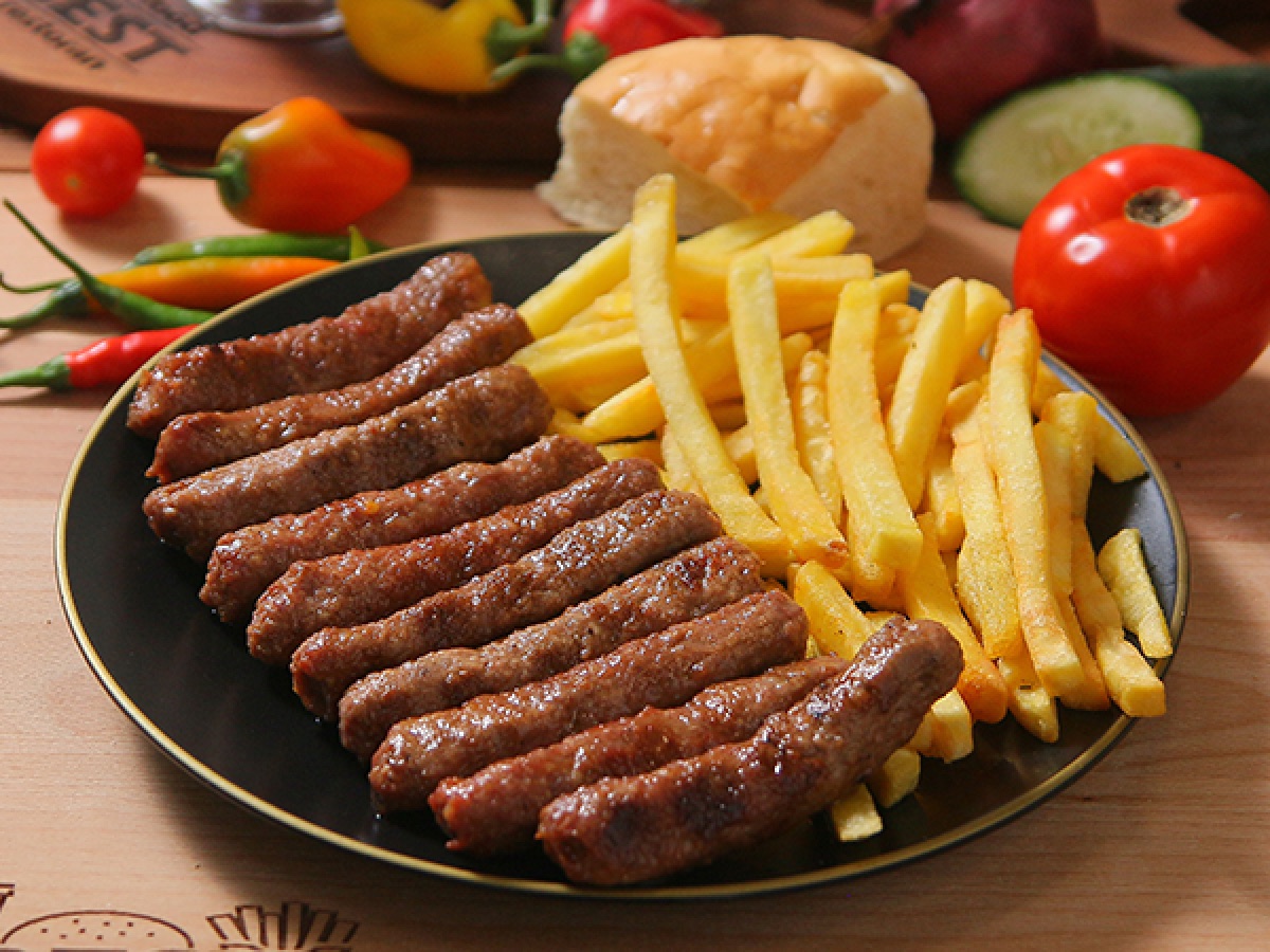 Porcija ćevapa sa pomfritom kao nagrada u fast foodu