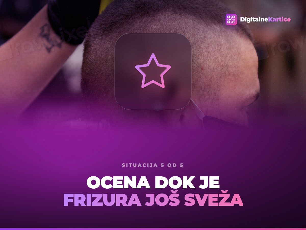 Ocena dok je frizura još sveža. Zadovoljan klijent gleda se u ogledalu posle frizure
