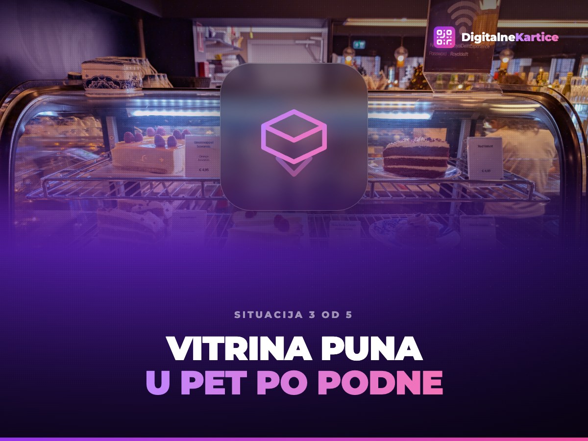 Vitrina puna u pet po podne. Puna vitrina sa kolačima pred kraj radnog vremena